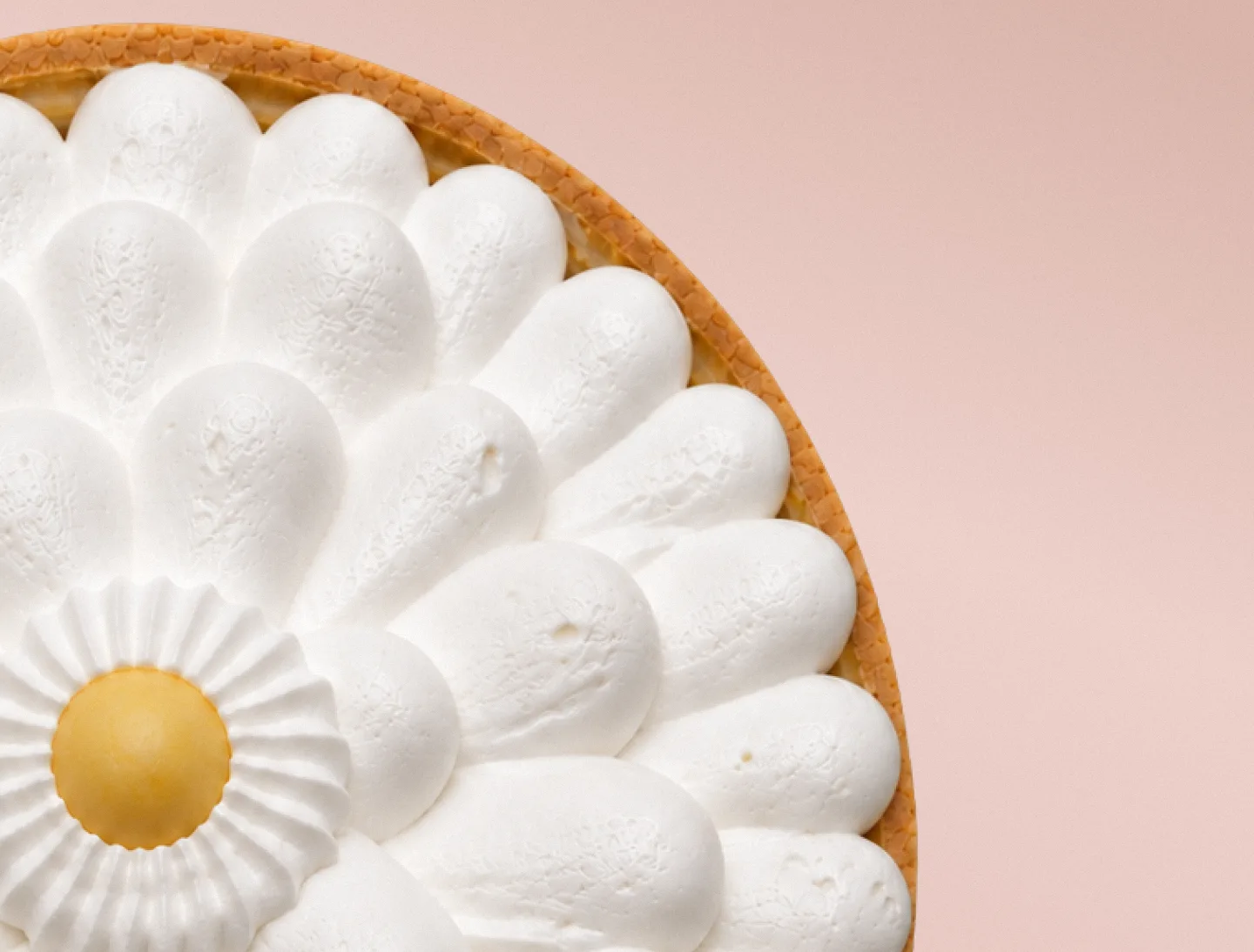 Tarta de lemon pie entera, con su merengue en pétalos